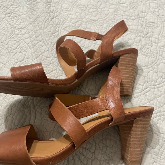 Lucky brand, brown, leather heels, these are new and have never been worn - Picture 2 of 4
